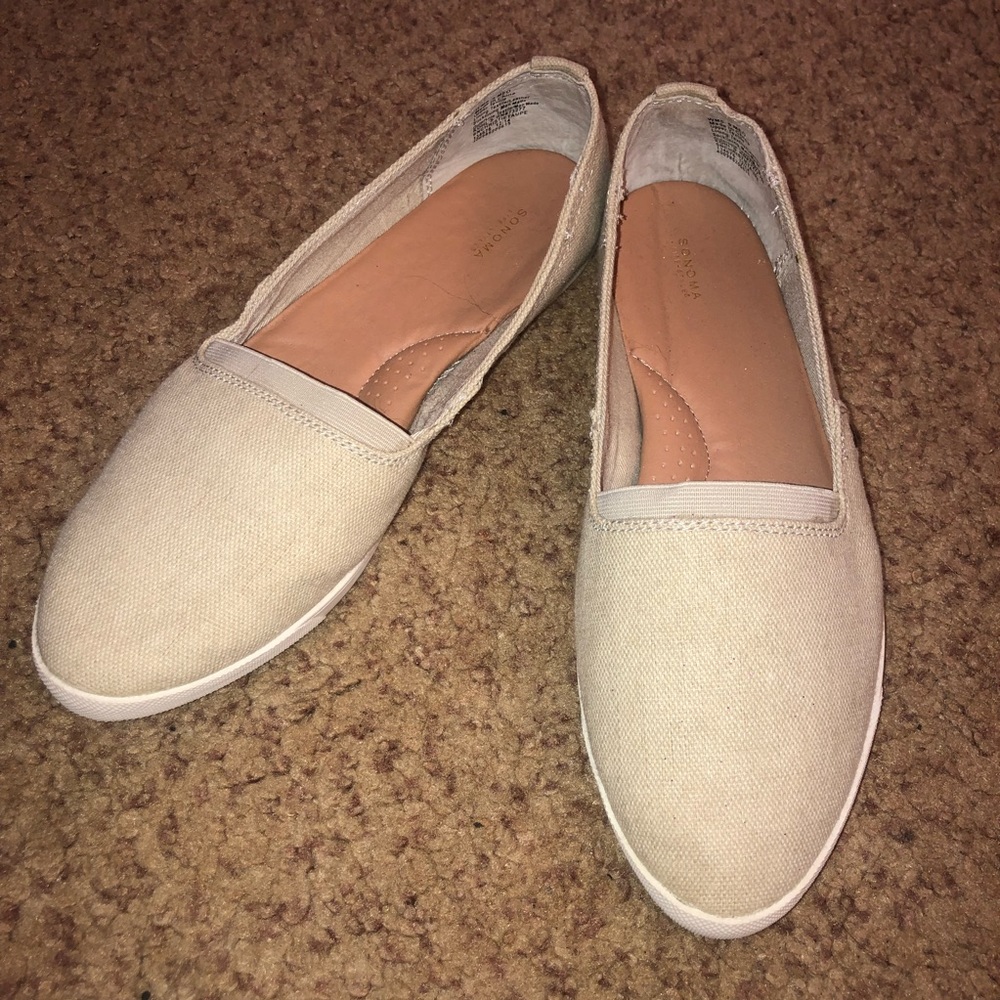 Super cute canvas flats😊